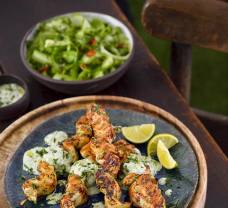 Csirkés fűszernövényes nyárs hideg uborkasalátával 