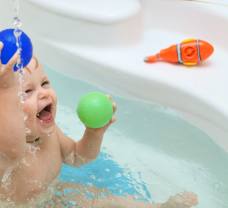 A kisbabánk fürdetése