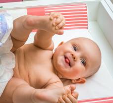 Babájának pelenkázása