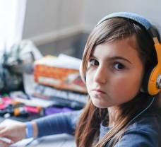 A zene segíti a gyerekek tanulását. Metal vagy Mozart?