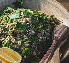 Quinoa saláta grillezett halloumi sajttal és friss fügével 