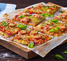 Padlizsános pizza kolbásszal