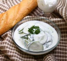 Tejfölös uborkasaláta