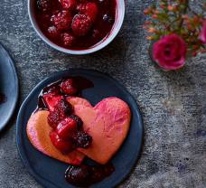 Valentin-napi rózsaszín palacsinta