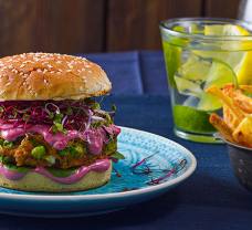 Vegetáriánus burger céklaszósszal és tahini pasztával
