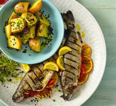 Grillezett pisztráng naranccsal, fekete ribizlis salsával, sült burgonyával, fekete fokhagymával és metélőhagymával