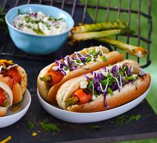 Chilis-sajtos hot dog és sárgarépás vegán hot dog