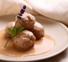 Húsgombóc sörmártásban