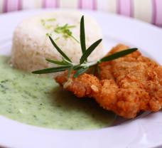 Rántott csirkecomb parajmártással