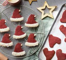 Mikulás-sapka fromájú vörösbársony-keksz