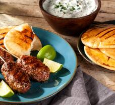 Görög kofta-fasírt puha lepénykenyérrel, joghurtos mártogatóssal 