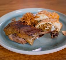 Konfitált kacsacomb hagymás-burgonyás rétessel és sült savanyú káposztával