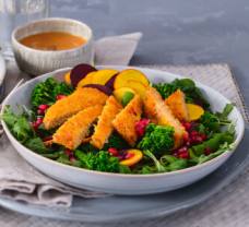 Vegán szeletek salátával és chilis tahini szósszal