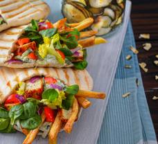 Vegán tofu tortillával cukkini Chips-szel, vegán tzatzikivel